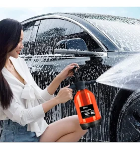 mulher aplicando shampoo com uma snow foam no carro