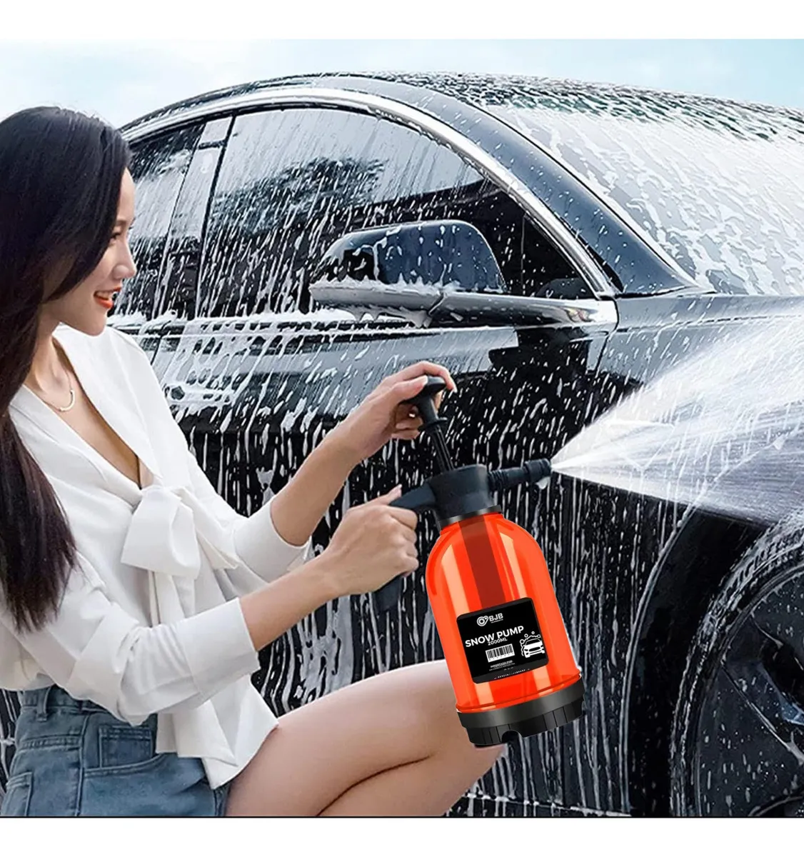 mulher aplicando shampoo com uma snow foam no carro