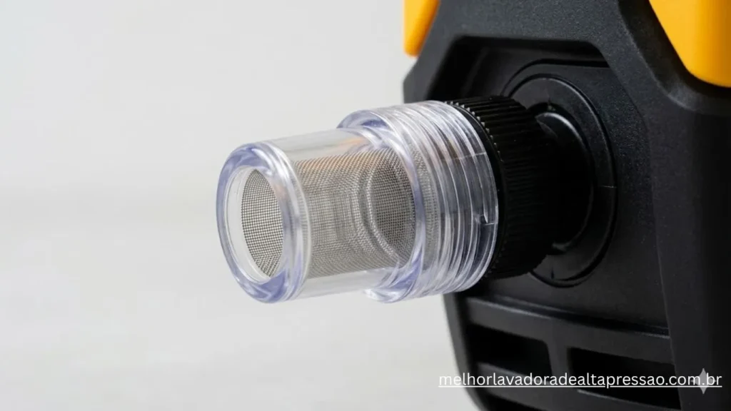 Macrofotografia de um filtro de entrada de água transparente com malha interna acoplado a uma lavadora WAP.